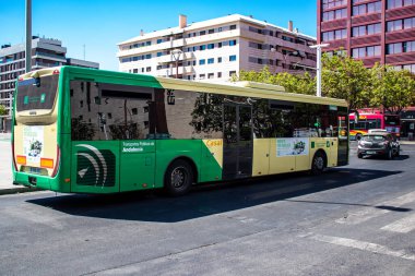 Sevilla, İspanya - 4 Temmuz 2022 Sevilla otobüsü Coronavirus salgını sırasında İspanya 'yı vururken, maske takmak zorunludur.