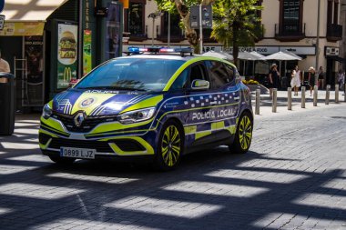 Seville, İspanya - 4 Temmuz 2022 İspanya 'nın güneyinde, sembolik bir şehir ve Endülüs bölgesinin başkenti Sevilla sokaklarında devriye gezen polis arabası