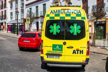 Seville, İspanya - 4 Temmuz 2022 Ambulans Coronavirus salgını sırasında Seville sokaklarında sürerken İspanya 'ya maske takmak zorunludur.