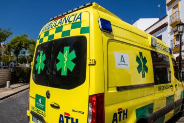 Seville, İspanya - 4 Temmuz 2022 Ambulans Coronavirus salgını sırasında Seville sokaklarında sürerken İspanya 'ya maske takmak zorunludur.