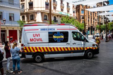 Seville, İspanya - 4 Temmuz 2022 Ambulans Coronavirus salgını sırasında Seville sokaklarında sürerken İspanya 'ya maske takmak zorunludur.