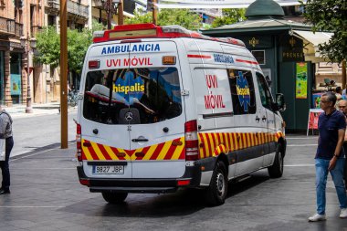Seville, İspanya - 4 Temmuz 2022 Ambulans Coronavirus salgını sırasında Seville sokaklarında sürerken İspanya 'ya maske takmak zorunludur.