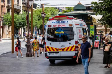 Seville, İspanya - 4 Temmuz 2022 Ambulans Coronavirus salgını sırasında Seville sokaklarında sürerken İspanya 'ya maske takmak zorunludur.