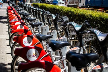 Sevilla, İspanya - 4 Temmuz 2022 Kısa süreliğine kiralanabilecek bisiklet, genellikle birkaç saatliğine sokaklar ve Seville toplu taşıma sisteminin bir parçası için