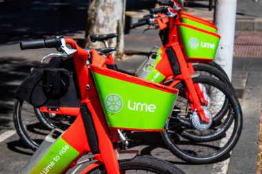 Sevilla, İspanya - 4 Temmuz 2022 Kısa süreliğine kiralanabilecek bisiklet, genellikle birkaç saatliğine sokaklar ve Seville toplu taşıma sisteminin bir parçası için