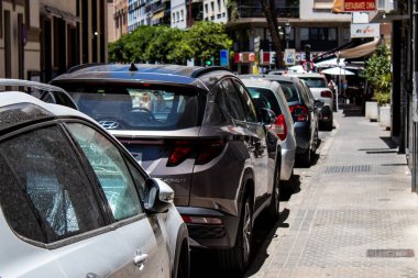 Seville, İspanya - 4 Temmuz 2022 İspanya 'nın güneyindeki Endülüs Bölgesi' nin başkenti ve sembolik bir şehir olan Sevilla caddelerine park edilmiş arabalar
