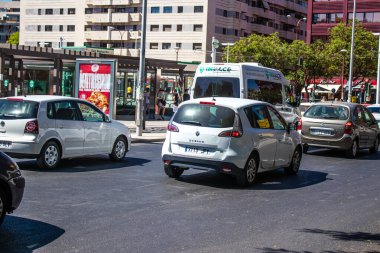 Seville, İspanya - 4 Temmuz 2022 İspanya 'nın güneyinde, sembolik bir şehir ve Endülüs bölgesinin başkenti olan Sevilla sokaklarında trafik sıkışıklığı