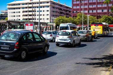 Seville, İspanya - 4 Temmuz 2022 İspanya 'nın güneyinde, sembolik bir şehir ve Endülüs bölgesinin başkenti olan Sevilla sokaklarında trafik sıkışıklığı
