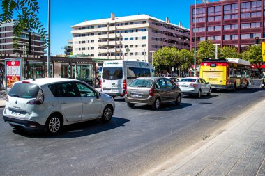 Seville, İspanya - 4 Temmuz 2022 İspanya 'nın güneyinde, sembolik bir şehir ve Endülüs bölgesinin başkenti olan Sevilla sokaklarında trafik sıkışıklığı