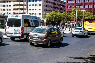 Seville, İspanya - 4 Temmuz 2022 İspanya 'nın güneyinde, sembolik bir şehir ve Endülüs bölgesinin başkenti olan Sevilla sokaklarında trafik sıkışıklığı