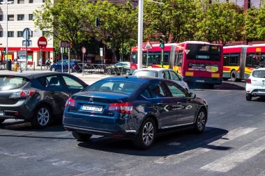 Seville, İspanya - 4 Temmuz 2022 İspanya 'nın güneyinde, sembolik bir şehir ve Endülüs bölgesinin başkenti olan Sevilla sokaklarında trafik sıkışıklığı
