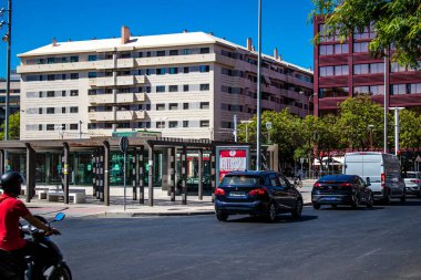 Seville, İspanya - 4 Temmuz 2022 İspanya 'nın güneyinde, sembolik bir şehir ve Endülüs bölgesinin başkenti olan Sevilla sokaklarında trafik sıkışıklığı