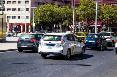 Seville, İspanya - 4 Temmuz 2022 İspanya 'nın güneyinde, sembolik bir şehir ve Endülüs bölgesinin başkenti olan Sevilla sokaklarında trafik sıkışıklığı