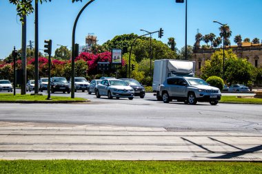Seville, İspanya - 4 Temmuz 2022 İspanya 'nın güneyinde, sembolik bir şehir ve Endülüs bölgesinin başkenti olan Sevilla sokaklarında trafik sıkışıklığı