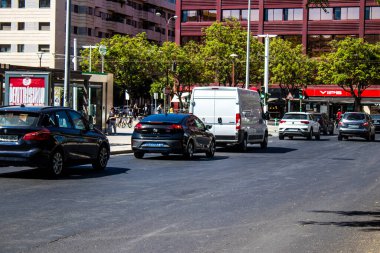 Seville, İspanya - 4 Temmuz 2022 İspanya 'nın güneyinde, sembolik bir şehir ve Endülüs bölgesinin başkenti olan Sevilla sokaklarında trafik sıkışıklığı