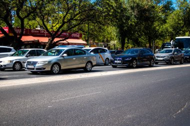 Seville, İspanya - 4 Temmuz 2022 İspanya 'nın güneyinde, sembolik bir şehir ve Endülüs bölgesinin başkenti olan Sevilla sokaklarında trafik sıkışıklığı