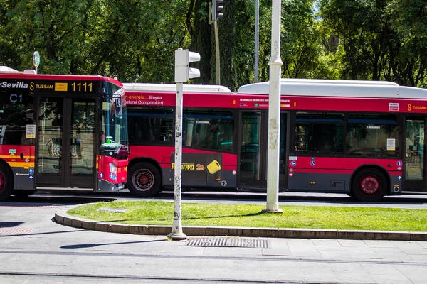 Sevilha Espanha Julho 2022 Ônibus Que Atravessa Ruas Sevilha Durante — Fotografia de Stock