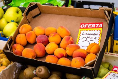 Sevilla, İspanya - 4 Temmuz 2022 Sevilla 'daki Triana pazarında Coronavirus salgını sırasında sebze ve meyve satılması zorunludur.