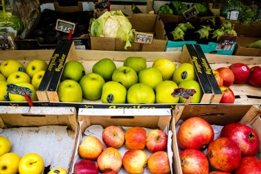 Sevilla, İspanya - 4 Temmuz 2022 Sevilla 'daki Triana pazarında Coronavirus salgını sırasında sebze ve meyve satılması zorunludur.