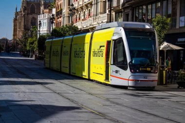 Seville, İspanya - 12 Temmuz 2022 Coronavirus salgını sırasında Seville sokaklarında dolaşan ve maske takan yolcular için modern elektrikli tramvay zorunludur.
