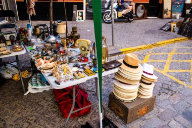 Seville, İspanya - 14 Temmuz 2022 Mercadillo Historico Del Jueves olarak da bilinen bit pazarında satılan çeşitli eşyalar, yerel halk dar Calle Feria 'da pazarlık aramakla meşgul.