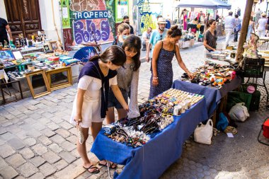 Seville, İspanya - 14 Temmuz 2022 Mercadillo Historico Del Jueves olarak da bilinen bit pazarında satılan çeşitli eşyalar, yerel halk dar Calle Feria 'da pazarlık aramakla meşgul.
