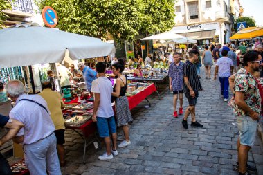 Seville, İspanya - 14 Temmuz 2022 Mercadillo Historico Del Jueves olarak da bilinen bit pazarında satılan çeşitli eşyalar, yerel halk dar Calle Feria 'da pazarlık aramakla meşgul.