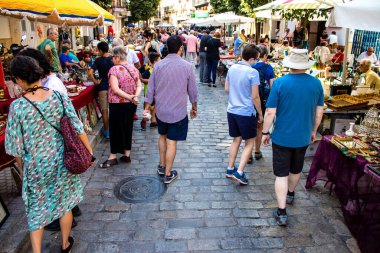 Seville, İspanya - 14 Temmuz 2022 Mercadillo Historico Del Jueves olarak da bilinen bit pazarında satılan çeşitli eşyalar, yerel halk dar Calle Feria 'da pazarlık aramakla meşgul.