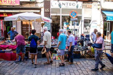 Seville, İspanya - 14 Temmuz 2022 Mercadillo Historico Del Jueves olarak da bilinen bit pazarında satılan çeşitli eşyalar, yerel halk dar Calle Feria 'da pazarlık aramakla meşgul.