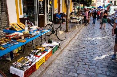 Seville, İspanya - 14 Temmuz 2022 Mercadillo Historico Del Jueves olarak da bilinen bit pazarında satılan çeşitli eşyalar, yerel halk dar Calle Feria 'da pazarlık aramakla meşgul.