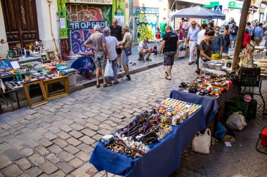 Seville, İspanya - 14 Temmuz 2022 Mercadillo Historico Del Jueves olarak da bilinen bit pazarında satılan çeşitli eşyalar, yerel halk dar Calle Feria 'da pazarlık aramakla meşgul.