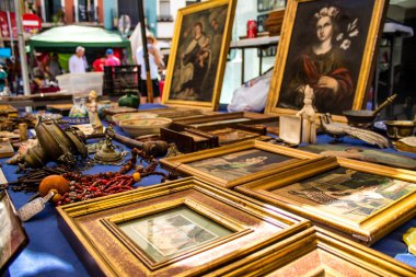 Seville, İspanya - 14 Temmuz 2022 Mercadillo Historico Del Jueves olarak da bilinen bit pazarında satılan çeşitli eşyalar, yerel halk dar Calle Feria 'da pazarlık aramakla meşgul.