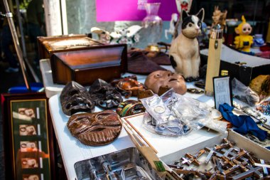 Seville, İspanya - 14 Temmuz 2022 Mercadillo Historico Del Jueves olarak da bilinen bit pazarında satılan çeşitli eşyalar, yerel halk dar Calle Feria 'da pazarlık aramakla meşgul.