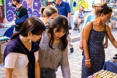 Seville, İspanya - 14 Temmuz 2022 Mercadillo Historico Del Jueves olarak da bilinen bit pazarında satılan çeşitli eşyalar, yerel halk dar Calle Feria 'da pazarlık aramakla meşgul.