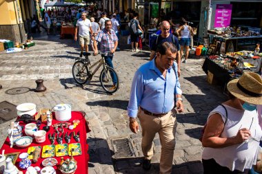 Seville, İspanya - 14 Temmuz 2022 Mercadillo Historico Del Jueves olarak da bilinen bit pazarında satılan çeşitli eşyalar, yerel halk dar Calle Feria 'da pazarlık aramakla meşgul.