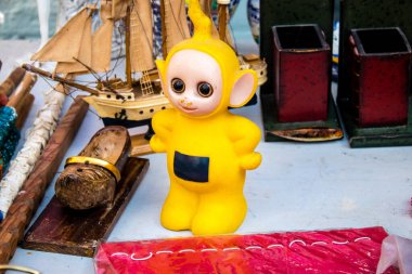 Seville, İspanya - 14 Temmuz 2022 Mercadillo Historico Del Jueves olarak da bilinen bit pazarında satılan çeşitli eşyalar, yerel halk dar Calle Feria 'da pazarlık aramakla meşgul.