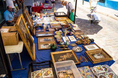 Seville, İspanya - 14 Temmuz 2022 Mercadillo Historico Del Jueves olarak da bilinen bit pazarında satılan çeşitli eşyalar, yerel halk dar Calle Feria 'da pazarlık aramakla meşgul.