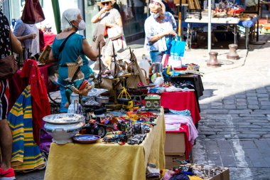 Seville, İspanya - 14 Temmuz 2022 Mercadillo Historico Del Jueves olarak da bilinen bit pazarında satılan çeşitli eşyalar, yerel halk dar Calle Feria 'da pazarlık aramakla meşgul.