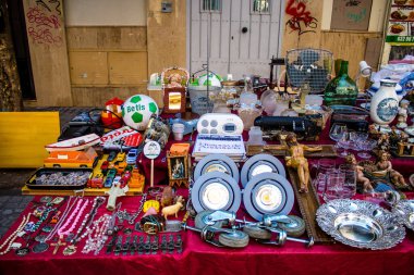 Seville, İspanya - 14 Temmuz 2022 Mercadillo Historico Del Jueves olarak da bilinen bit pazarında satılan çeşitli eşyalar, yerel halk dar Calle Feria 'da pazarlık aramakla meşgul.
