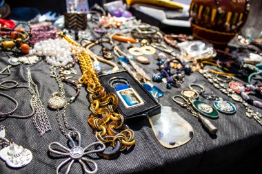 Seville, İspanya - 14 Temmuz 2022 Mercadillo Historico Del Jueves olarak da bilinen bit pazarında satılan çeşitli eşyalar, yerel halk dar Calle Feria 'da pazarlık aramakla meşgul.