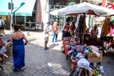 Seville, İspanya - 14 Temmuz 2022 Mercadillo Historico Del Jueves olarak da bilinen bit pazarında satılan çeşitli eşyalar, yerel halk dar Calle Feria 'da pazarlık aramakla meşgul.