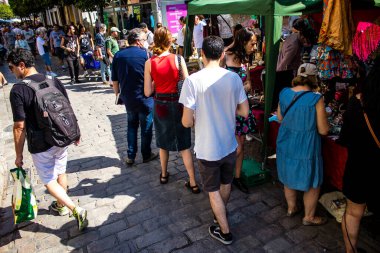 Seville, İspanya - 14 Temmuz 2022 Mercadillo Historico Del Jueves olarak da bilinen bit pazarında satılan çeşitli eşyalar, yerel halk dar Calle Feria 'da pazarlık aramakla meşgul.