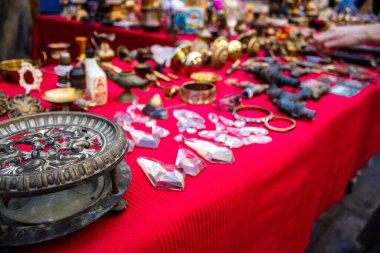 Seville, İspanya - 14 Temmuz 2022 Mercadillo Historico Del Jueves olarak da bilinen bit pazarında satılan çeşitli eşyalar, yerel halk dar Calle Feria 'da pazarlık aramakla meşgul.