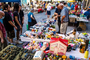 Seville, İspanya - 14 Temmuz 2022 Mercadillo Historico Del Jueves olarak da bilinen bit pazarında satılan çeşitli eşyalar, yerel halk dar Calle Feria 'da pazarlık aramakla meşgul.