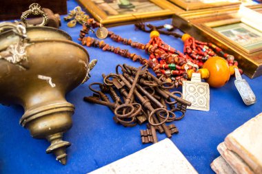 Seville, İspanya - 14 Temmuz 2022 Mercadillo Historico Del Jueves olarak da bilinen bit pazarında satılan çeşitli eşyalar, yerel halk dar Calle Feria 'da pazarlık aramakla meşgul.