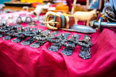 Seville, İspanya - 14 Temmuz 2022 Mercadillo Historico Del Jueves olarak da bilinen bit pazarında satılan çeşitli eşyalar, yerel halk dar Calle Feria 'da pazarlık aramakla meşgul.