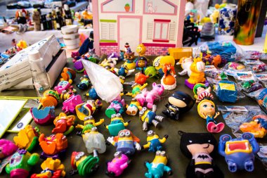 Seville, İspanya - 14 Temmuz 2022 Mercadillo Historico Del Jueves olarak da bilinen bit pazarında satılan çeşitli eşyalar, yerel halk dar Calle Feria 'da pazarlık aramakla meşgul.