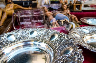 Seville, İspanya - 14 Temmuz 2022 Mercadillo Historico Del Jueves olarak da bilinen bit pazarında satılan çeşitli eşyalar, yerel halk dar Calle Feria 'da pazarlık aramakla meşgul.