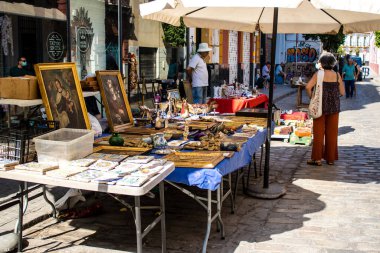 Seville, İspanya - 14 Temmuz 2022 Mercadillo Historico Del Jueves olarak da bilinen bit pazarında satılan çeşitli eşyalar, yerel halk dar Calle Feria 'da pazarlık aramakla meşgul.