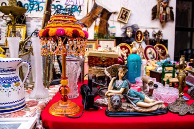 Seville, İspanya - 14 Temmuz 2022 Mercadillo Historico Del Jueves olarak da bilinen bit pazarında satılan çeşitli eşyalar, yerel halk dar Calle Feria 'da pazarlık aramakla meşgul.